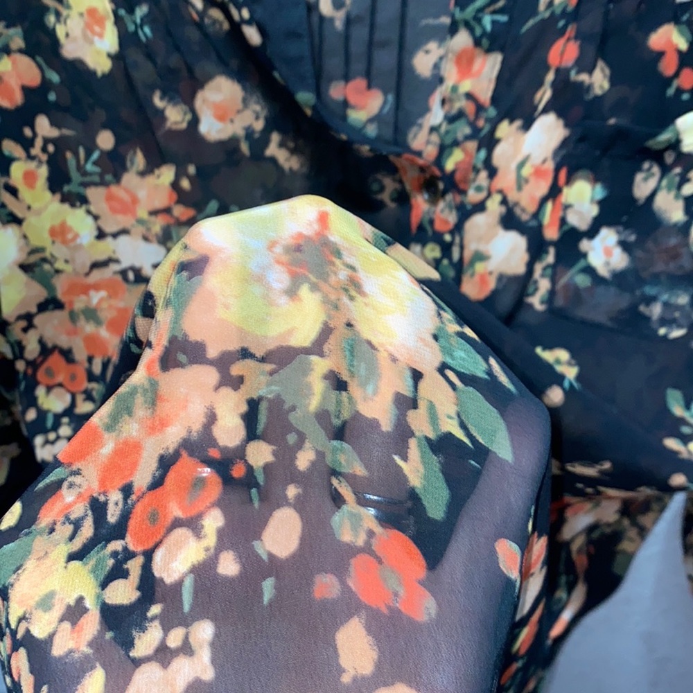 blouses - Picture 2 of 4